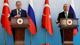 Ministři Mevlut Cavusoglu a Sergej Lavrov v Ankaře.