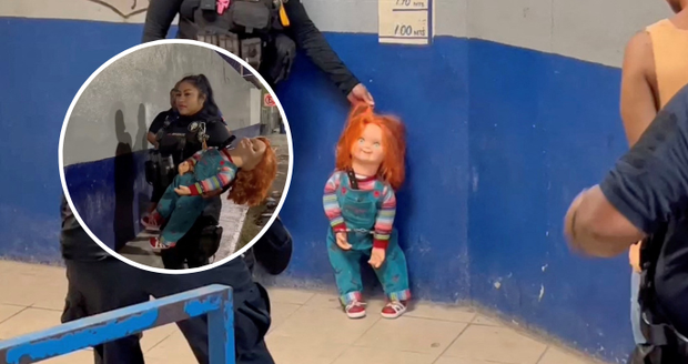 Policie zadržela Chuckyho: Démonické panence nasadili i pouta!