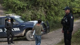 Mexičtí policisté pátrájí po únoscích studentů.