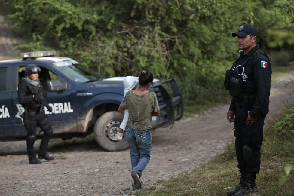 Mexičtí policisté pátrájí po únoscích studentů.