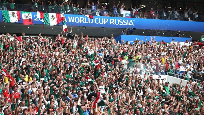 Mexičtí fanoušci umějí být pořádně vidět a slyšet. Tady na stadionu v Rusku při zápase Mexiko-Německo