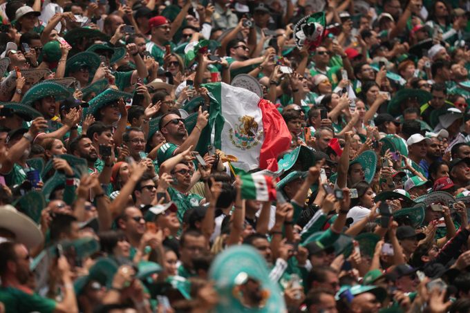 Fanatismus Mexiko! I psi byli v dresech. Panika při kolapsu, pak gólová euforie Fanatismus Mexiko! I psi byli v dresech. Panika při kolapsu, pak gólová euforie