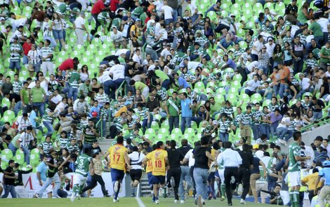 Střelba na fotbale v Mexiku: Panika!