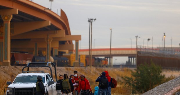 Gangy v Mexiku opět řádily: Dvacítku umučených těl našly úřady v přístavu i rozházené v autech