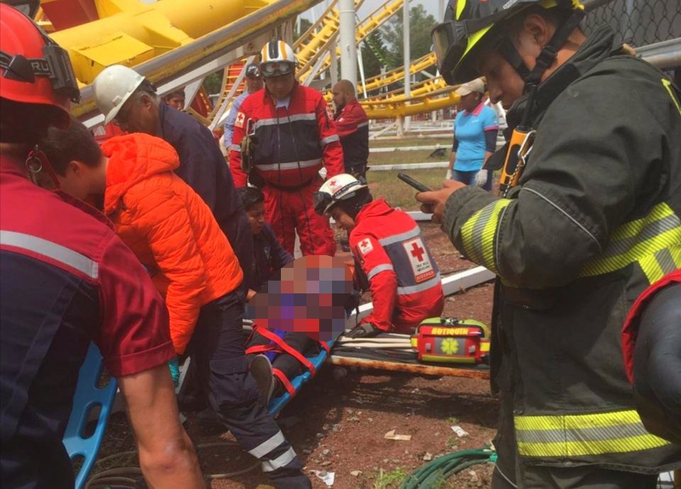 Jeden z vozíků horské dráhy v mexickém hlavním městě vykolejil. Zemřeli dva lidé, další byli zraněni.