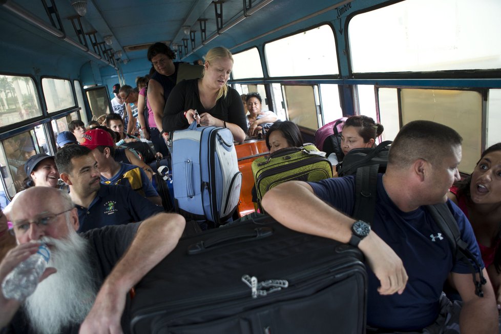 Mexická vláda do ohrožených oblastí přesunula velké množství vojáků a policistů. Z letoviska Puerto Vallarta bylo podle agentury Reuters evakuováno 15.000 turistů.