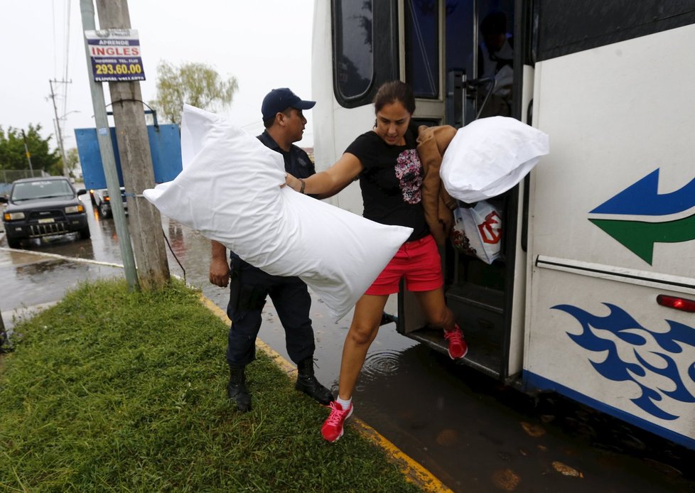 Mexická vláda do ohrožených oblastí přesunula velké množství vojáků a policistů. Z letoviska Puerto Vallarta bylo podle agentury Reuters evakuováno 15.000 turistů.