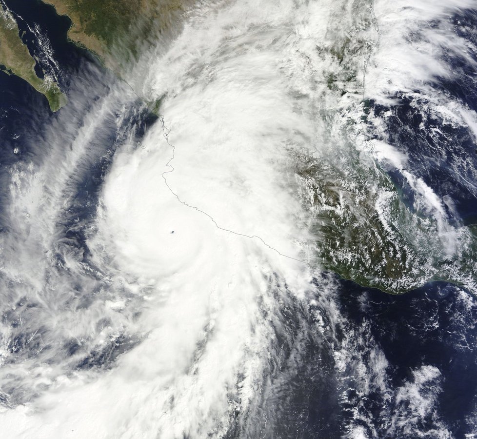 Hurikán vstoupil na pevninu v mexickém státě Jalisco. Síla větru v tom okamžiku podle odhadů dosahovala téměř 270 kilometrů za hodinu. Patricia se tak nadále nacházela v nejvyšší, páté kategorii hurikánů. Později nicméně síla větru klesla na 155 kilometrů za hodinu.