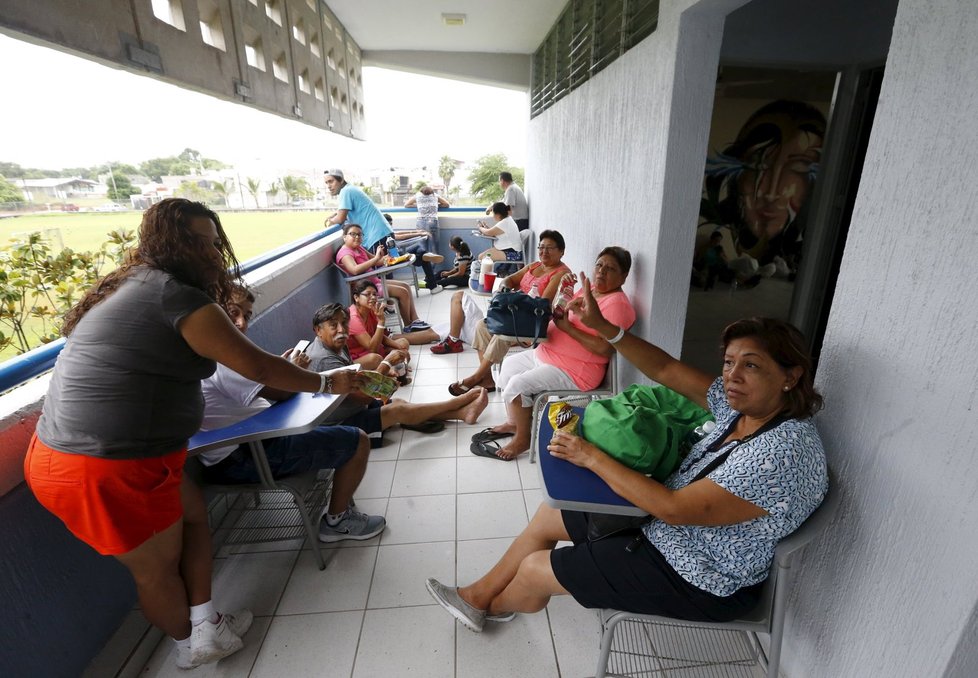 Mexická vláda do ohrožených oblastí přesunula velké množství vojáků a policistů. Z letoviska Puerto Vallarta bylo podle agentury Reuters evakuováno 15.000 turistů.