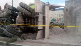 Kamion v Mexiku naboural do církevního procesí a usmrtil 26 lidí.