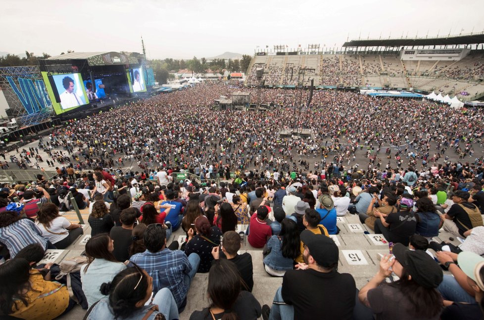 Vláda v Mexiku se snaží lidi odradit od hromadných akcí. Účast na hudebním festivalu Viva Latino byla ale hojná. (15. 3. 2020)