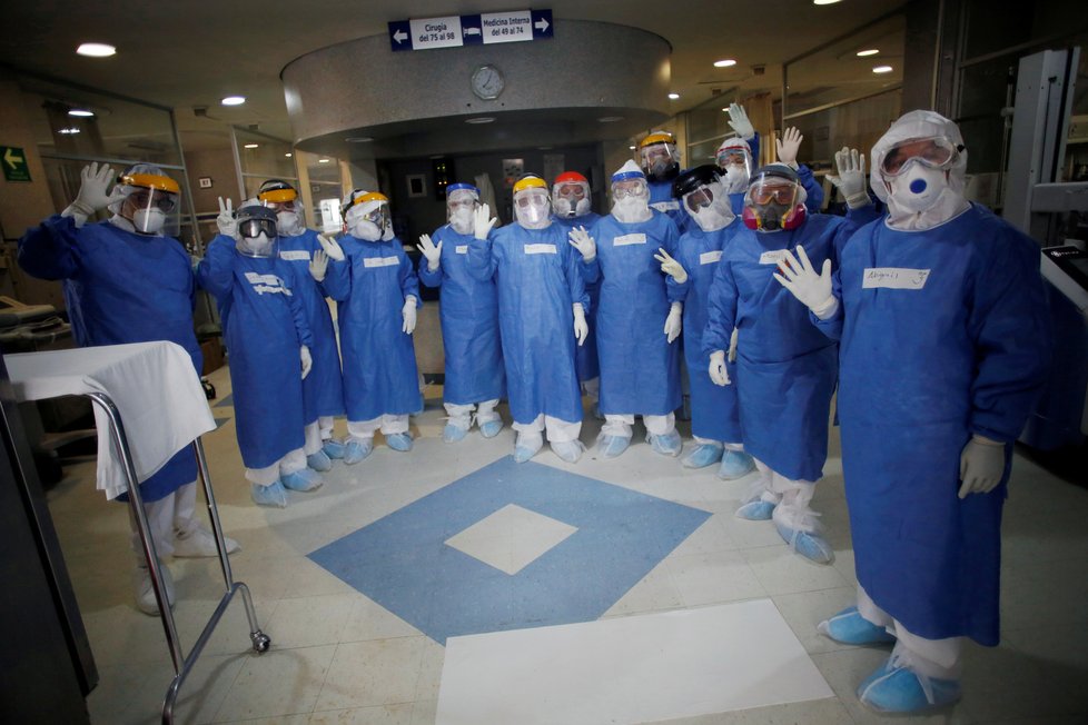 Koronavirus v Mexiku: Příbuzní mávali nakaženým a tleskali zdravotníkům přes sklo nemocnice v Mexico City. (23.5.2020)