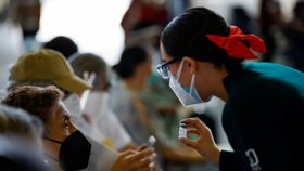 Mexičané stojí fronty na vakcínu proti koronaviru