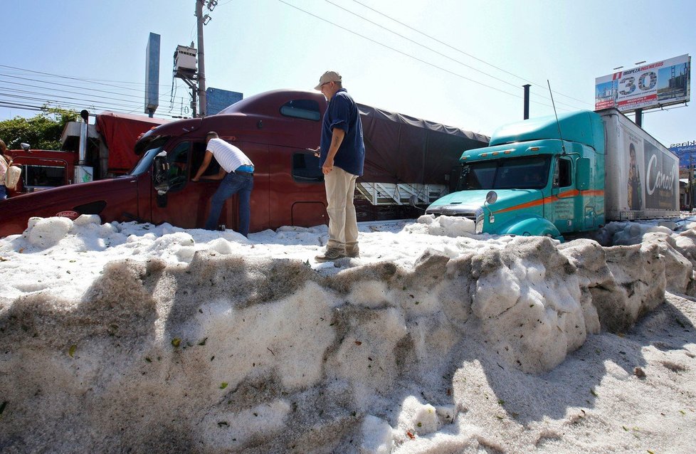 Kroupy pokryly mexickou Guadalajaru až 1,5 metru silnou vrstvou ledu.