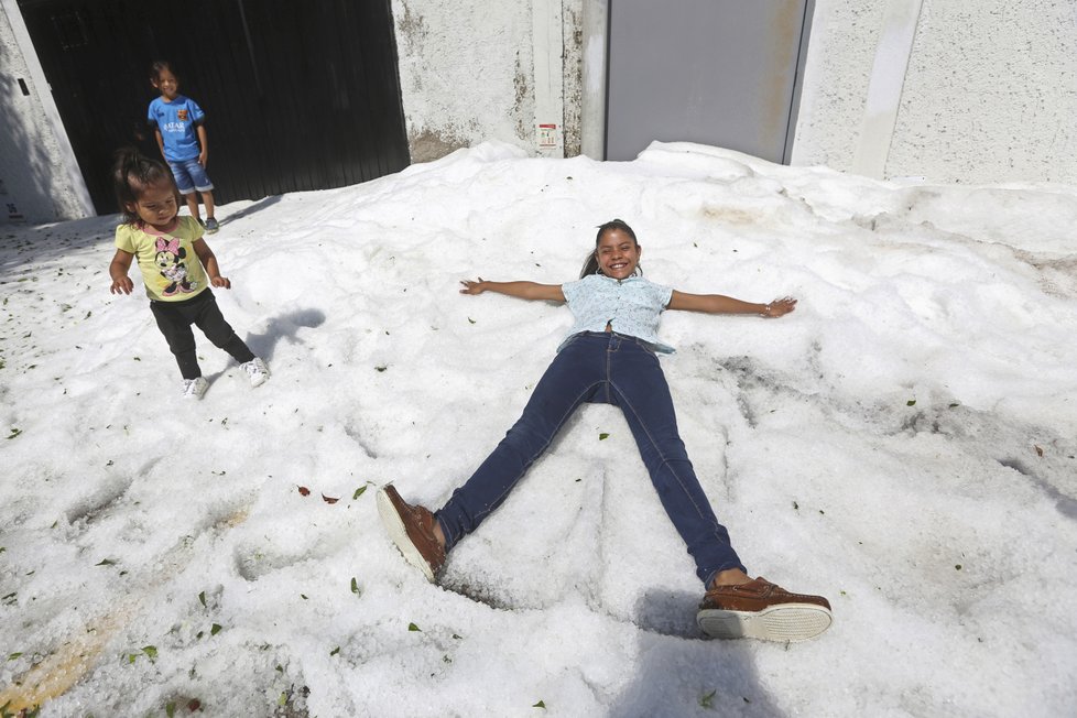 Kroupy pokryly mexickou Guadalajaru až 1,5 metru silnou vrstvou ledu.