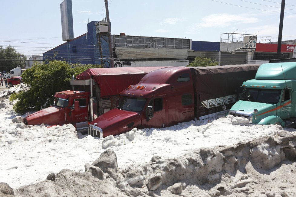 Kroupy pokryly mexickou Guadalajaru až 1,5 metru silnou vrstvou ledu.