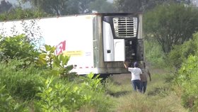 Mexiko se potýká s problémem přeplněných márnic. Pracovníci márnic těla, která nemají kde uskladnit, vyvezli v návěsu za město.