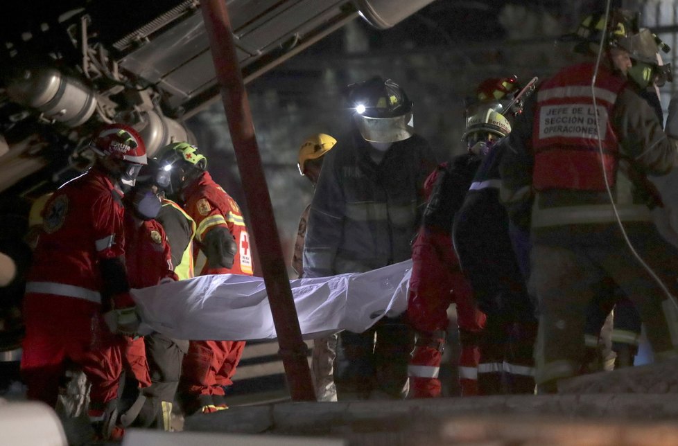 Několik desítek mrtvých a zraněných po pádu mostu s metrem v Mexiku (4.5.2021)