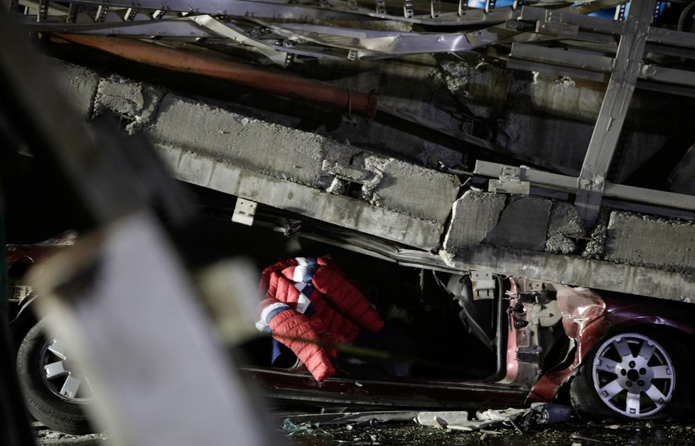 Několik desítek mrtvých a zraněných po pádu mostu s metrem v Mexiku (4.5.2021)