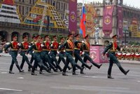 „Přátelí se s diktátory.“ Ruští vojáci vyrazili na přehlídku v Mexiku, prezident kritiku odmítá