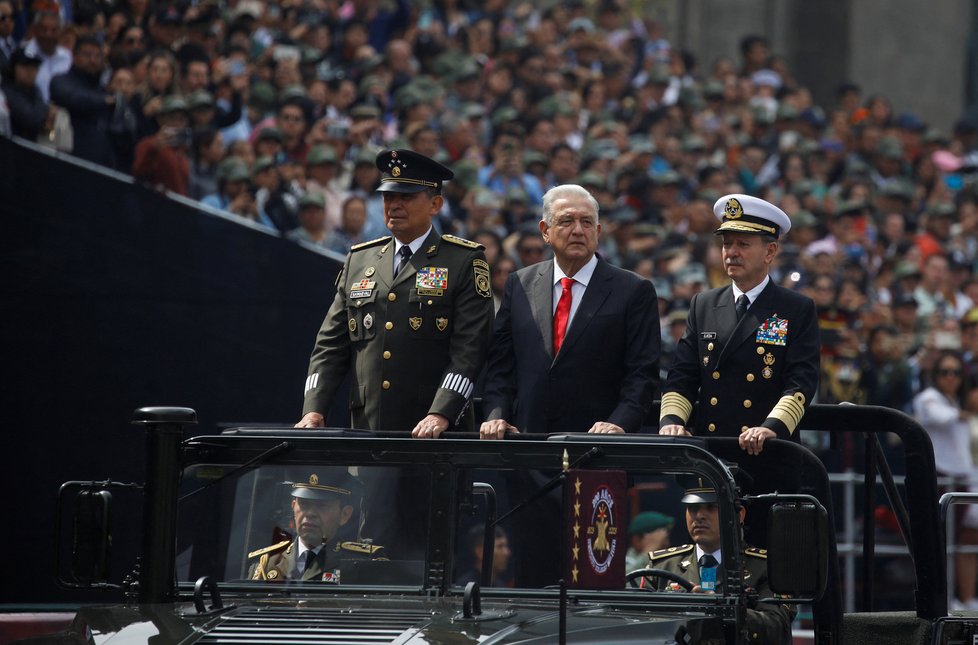 Prezident López Obrador na přehlídce v Mexico City (září 2023)