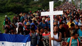 Migranti z Hondurasu procházejí územím Mexika. Od vytoužené hranice Spojených států je dělí ještě tisíce kilometrů (5.11.2018)
