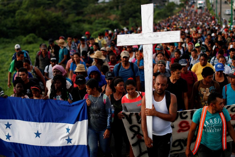 Migranti z Hondurasu procházejí územím Mexika. Od vytoužené hranice Spojených států je dělí ještě tisíce kilometrů (5.11.2018)