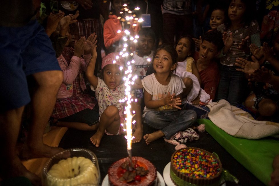 Pro děti z tzv. karavany migrantů představují narozeniny jednu z mála chvil, kdy mohou zapomenout na útrapy několik tisíc kilometrů dlouhé cesty (4.11.2018)