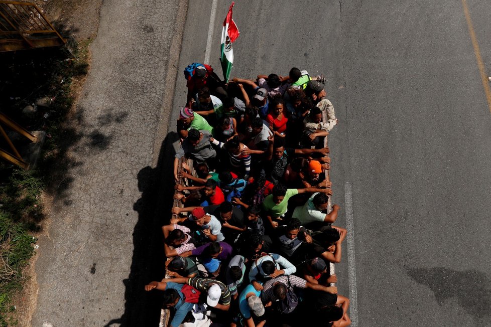 Účastníci tzv. karavany migrantů na cestě Mexikem