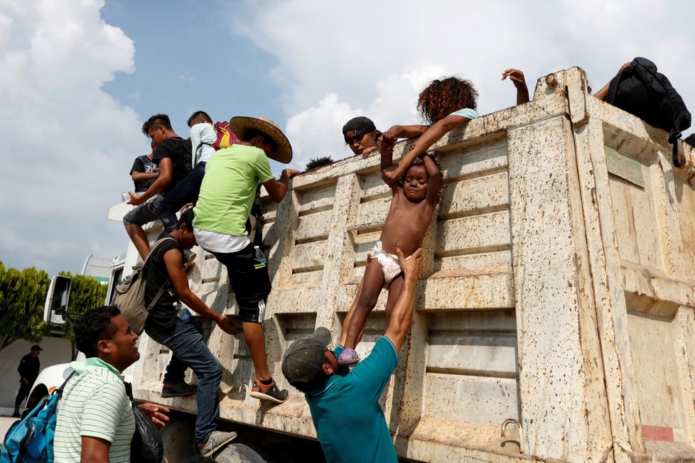 Účastníci tzv. karavany migrantů na cestě Mexikem