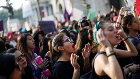 Nejméně pět tisíc mexických žen demonstrovalo v sobotu proti sérií pokusů o únosy, jejichž dějištěm se v poslední době stalo metro v hlavním městě Mexiku. (2.2.2019)