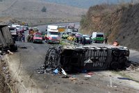 Cestu k proslulým plážím nepřežilo 18 lidí: Autobus s turisty se v dovolenkovém ráji zřítil ze srázu