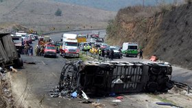 Při srážce autobusu s katolickými poutníky a kamionu v mexickém státě Veracruz přišlo o život nejméně 23 lidí.