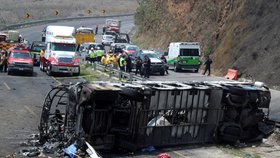 Při srážce autobusu s katolickými poutníky a kamionu v mexickém státě Veracruz přišlo o život nejméně 23 lidí.