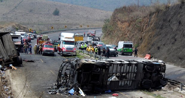 Horor na silnici smrti: Po srážce autobusu s kamionem zemřelo 23 lidí