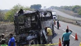 K nehodě došlo ve sátě Veracruz. Autobus začal hořet po nehodě s porouchaným kamionem