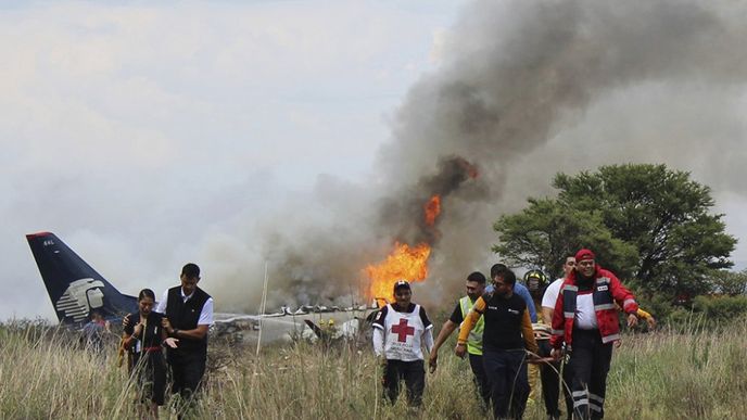 V Mexiku krátce po vzletu havarovalo letadlo se stovkou lidí. Jako zázrakem všichni přežili
