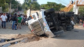 Při dopravní nehodě v Mexiku zemřelo nejméně 53 migrantů většinou z Guatemaly.