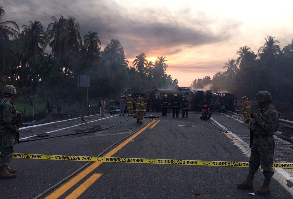 Tragická událost v Mexiku: 20 mrtvých po nehodě autobusu s cisternou benzinu.