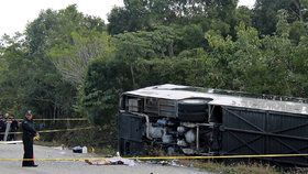 Nehoda autobusu s turisty v Mexiku: 12 mrtvých, řidič utekl.