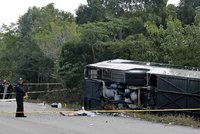 12 mrtvých po nehodě autobusu s turisty. Jeli za pyramidami Mayů, řidič z místa utekl