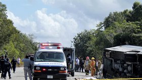 Nehoda autobusu s turisty v Mexiku: 12 mrtvých, řidič utekl.