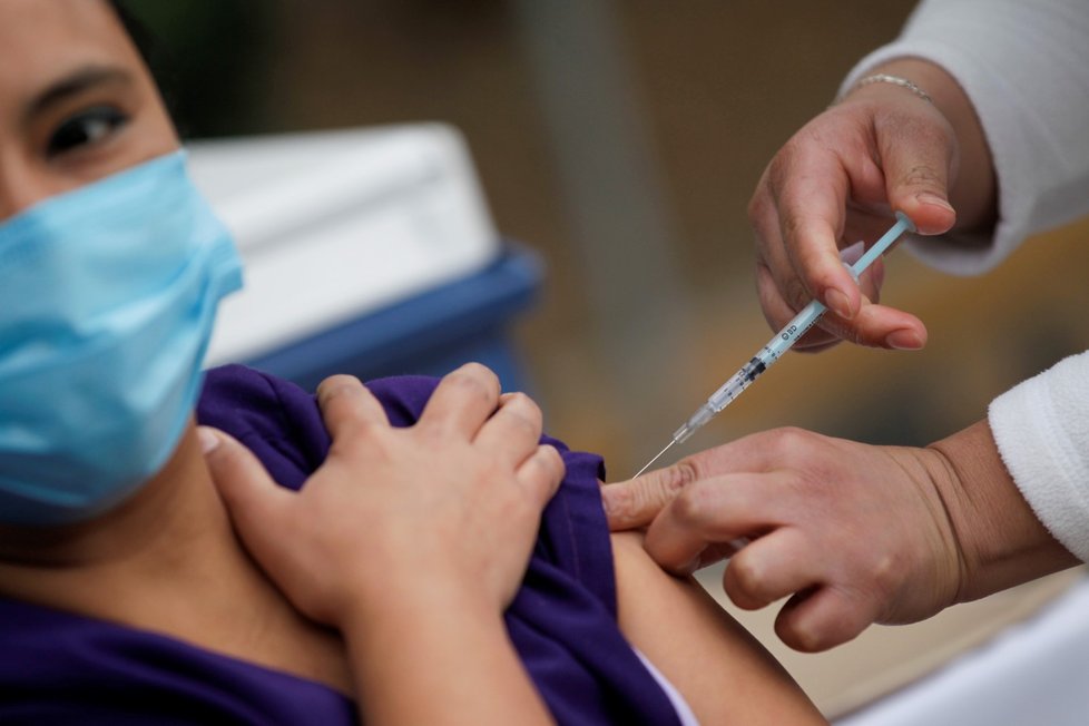 V Mexiku očkují vakcínou proti covidu-19 od společností Pfizer/BioNTech (29. 12. 2020)