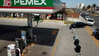 Benzin je pro mexické gangy novým narkotikem. Boj vlády se zločinci vyvolává palivovou krizi