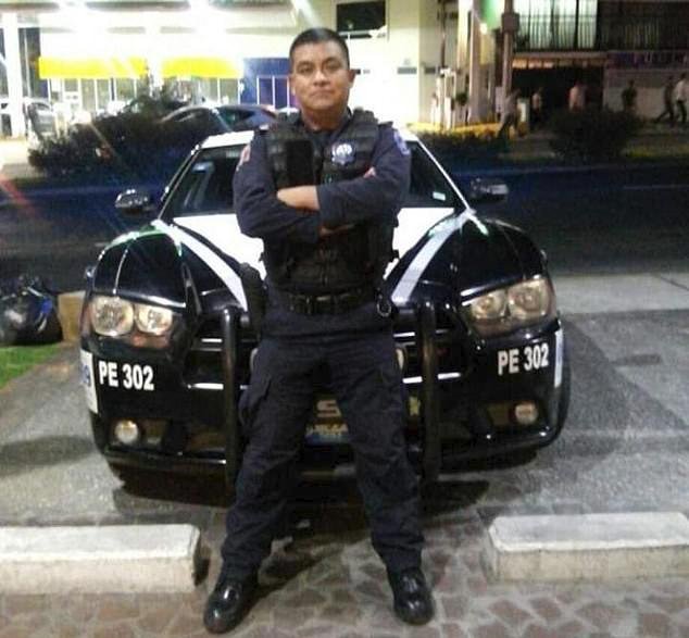 Policista Luciano Reyes byl nalezen mrtvý mezi mrtvolami.
