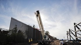 Protesty proti stavbě zdi na hranicích s Mexikem