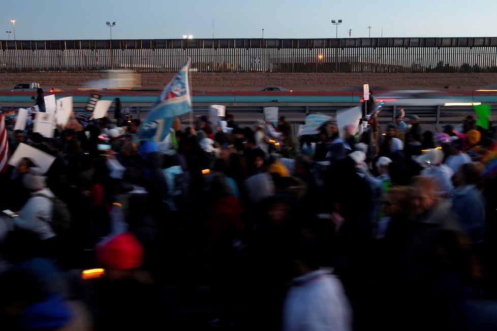 Protesty proti stavbě zdi na hranicích s Mexikem