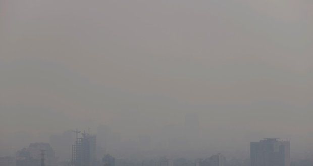 Exotický ráj dusí smog. Vidět je jen na pár metrů, děti mají prázdniny