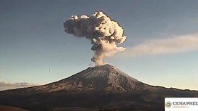 V Mexiku se probudila sopka Popocatépetl, žhavé kameny chrlila kilometry daleko