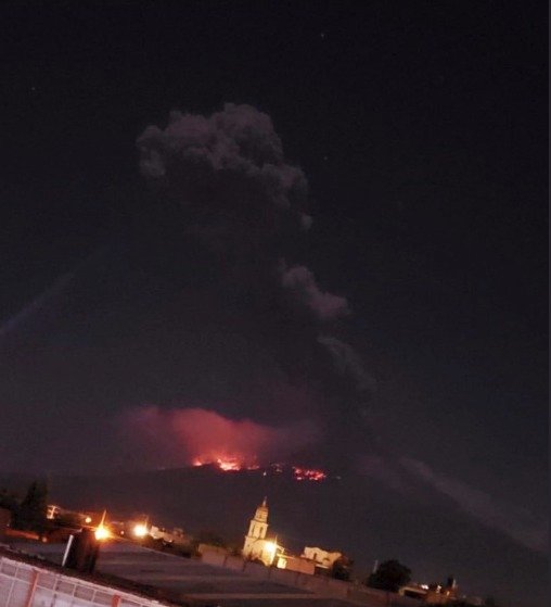 V Mexiku se probudila sopka Popocatépetl, žhavé kameny chrlila kilometry daleko